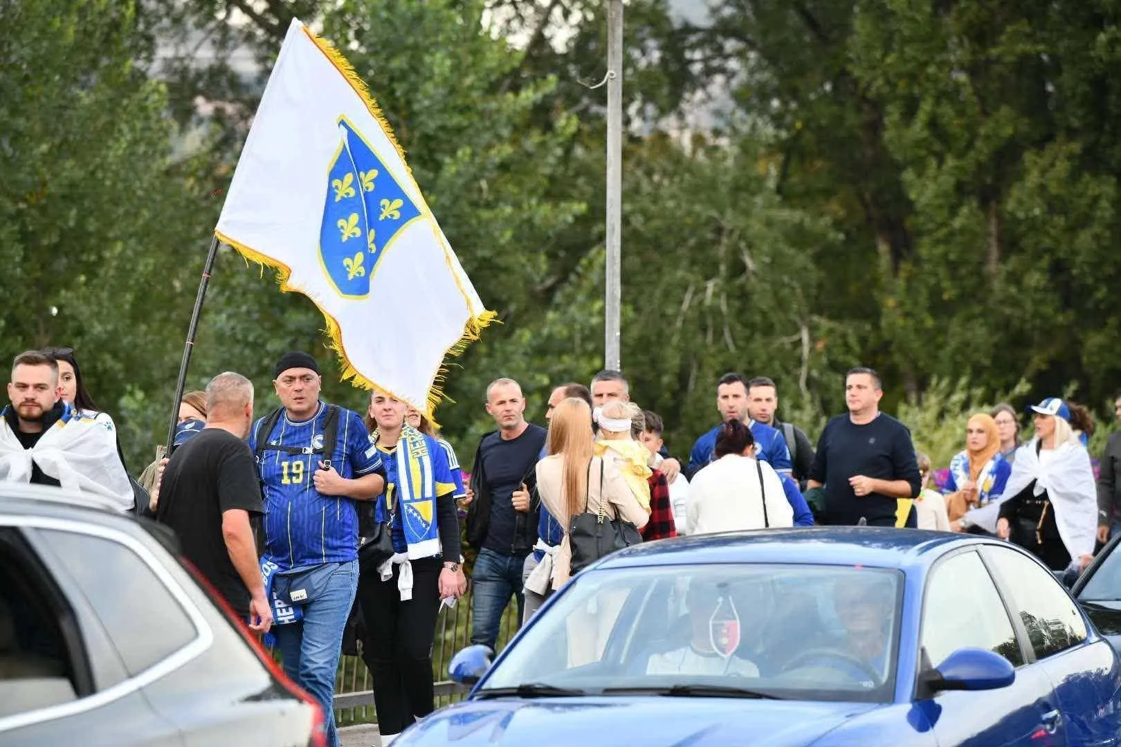 Navijači se okupljaju pred utakmicu BiH - Poljska