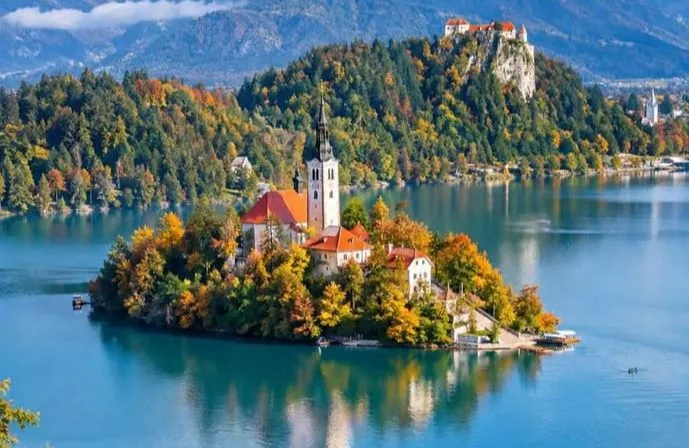 Ovo jezero idealno je za novembarski bijeg, jesen ovdje izgleda čarobno