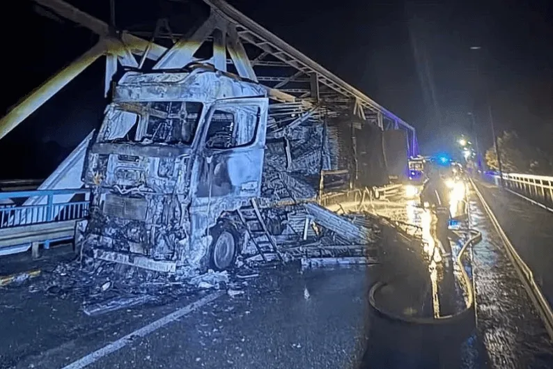Uklonjen izgorjeli kamion s mosta, saobraćaj na Rači ponovo uspostavljen