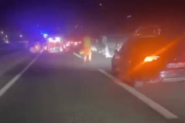 Teška saobraćajna nesreća na autoputu, automobil udario u kamion pa se zapalio