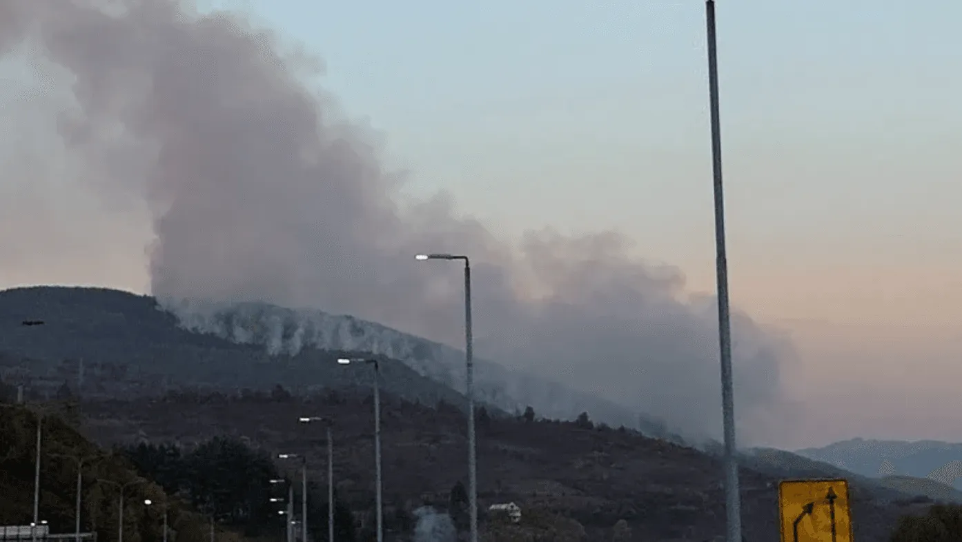 Požar kod Kaknja se širi, zatražena intervencija helikoptera