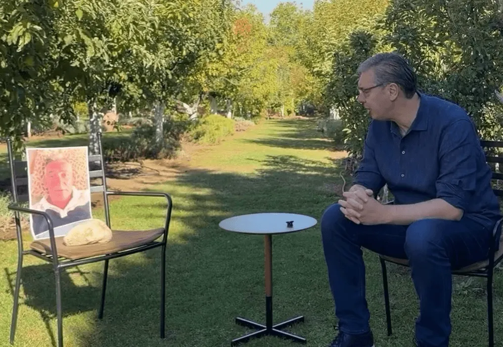 Vučić objavio snimak kako "priča" sa kamenom za kupus, ljudi zabrinuti za njega