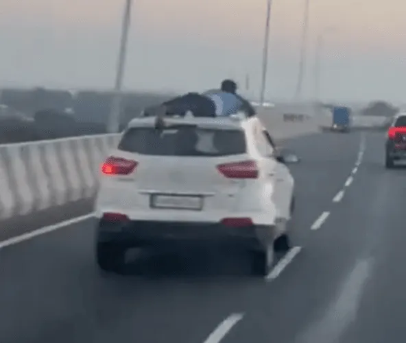 Policajac se držao za krov više od 40 kilometara tokom potjere