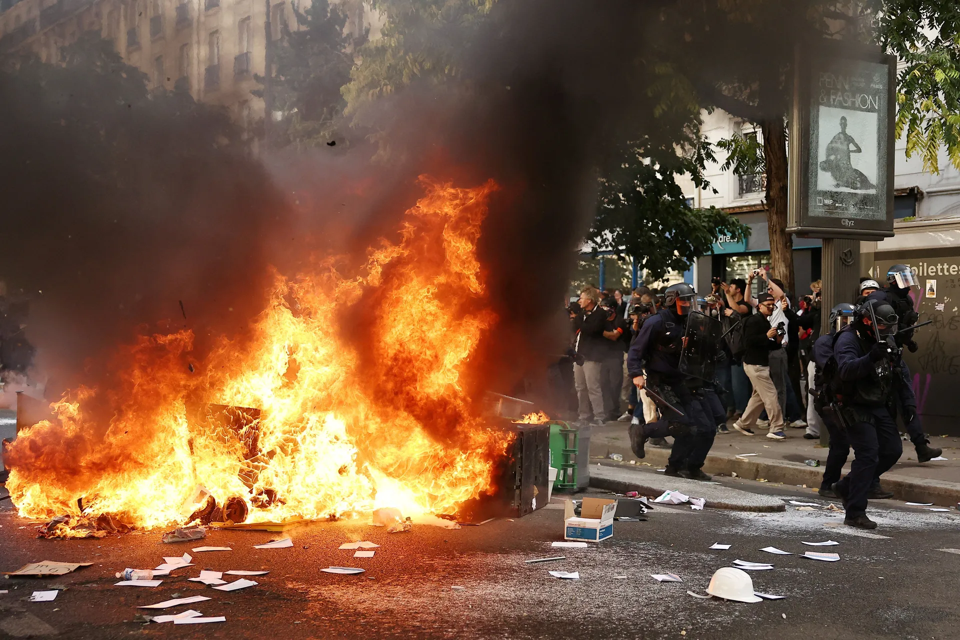 Srednjoškolci protestuju širom Francuske, na ulicama skoro pola miliona ljudi