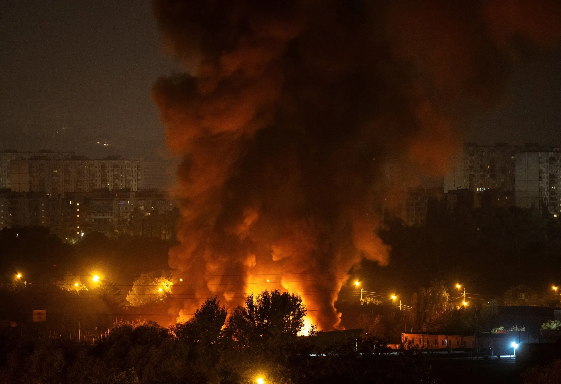Fire and smoke rise in the city during a Russian missile and drone strike, amid Russia's attack on Ukraine, in Kyiv, Ukraine October 7, 2026. REUTERS/Vladyslav Sodel     TPX IMAGES OF THE DAY