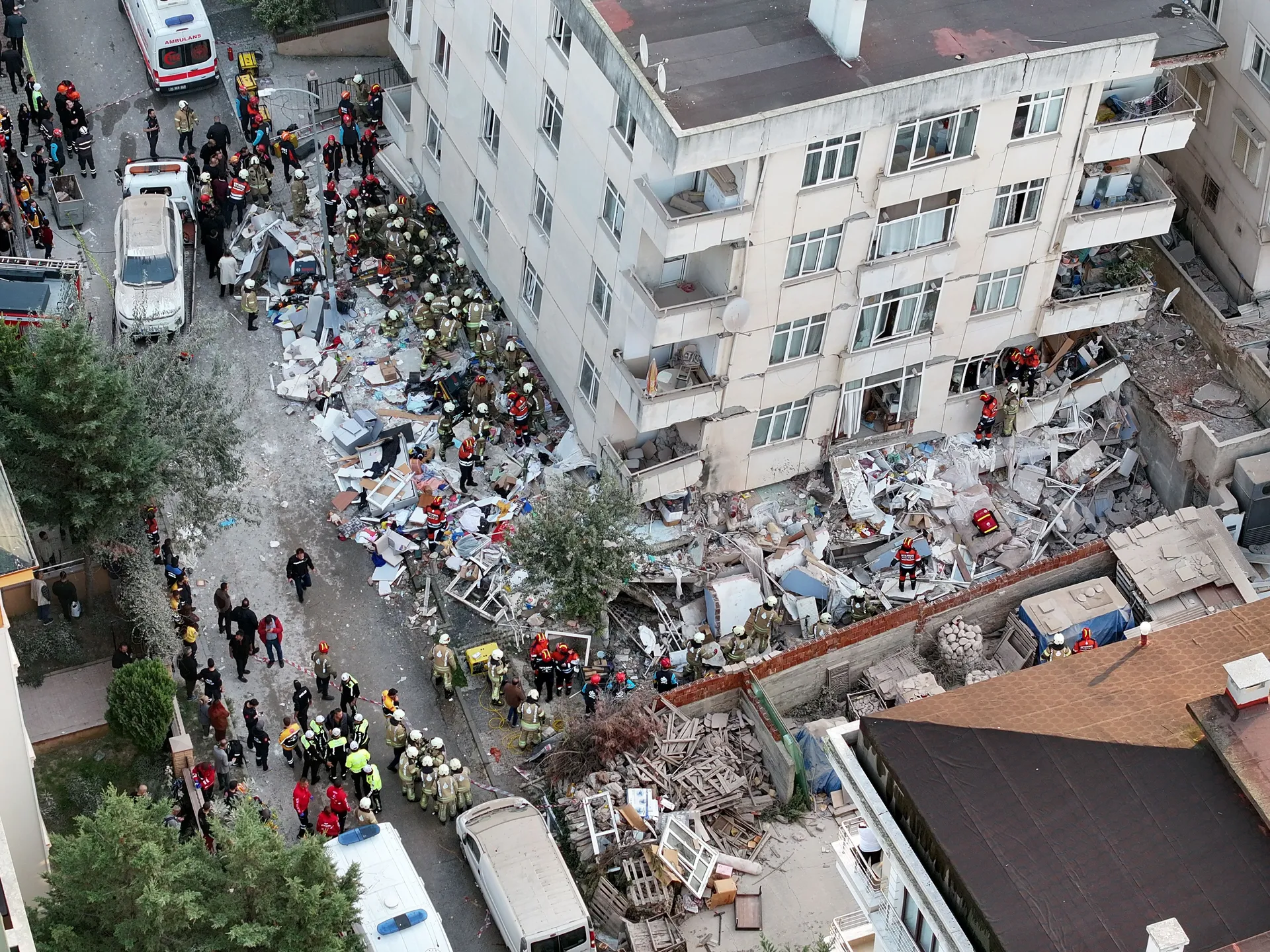 Drama u Istanbulu: Urušila se zgrada, spasioci tragaju za zarobljenima