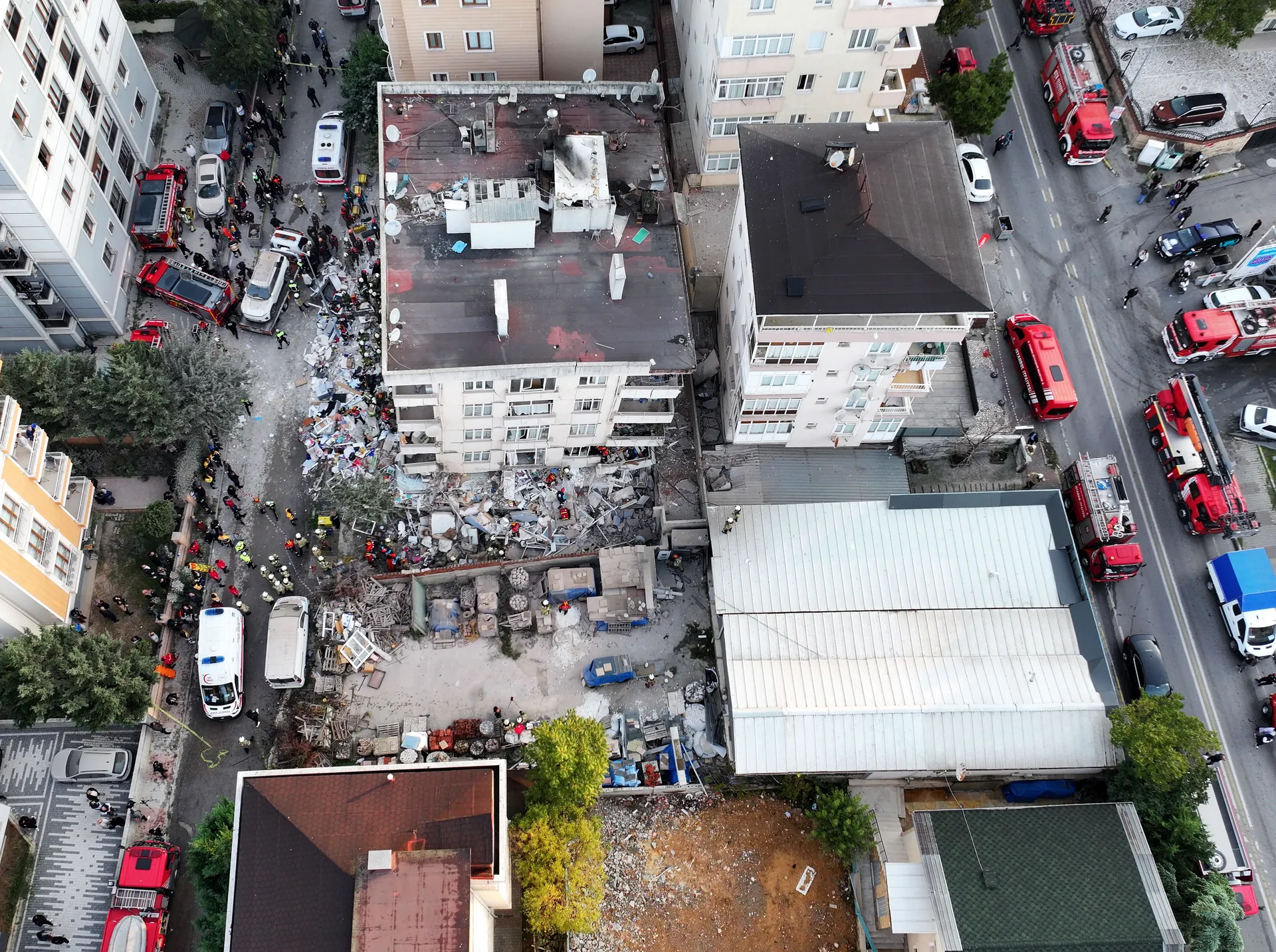 ISTANBUL, TURSKA, 8. OKTOBAR: Snimak iz zraka prikazuje operacije potrage i spašavanja nakon što su se donji spratovi sedmospratnice djelimično urušili u istanbulskoj općini Maltepe, u Turskoj, 8. oktobra 2026. godine. ( Murat Şengül - Anadolu Agency )