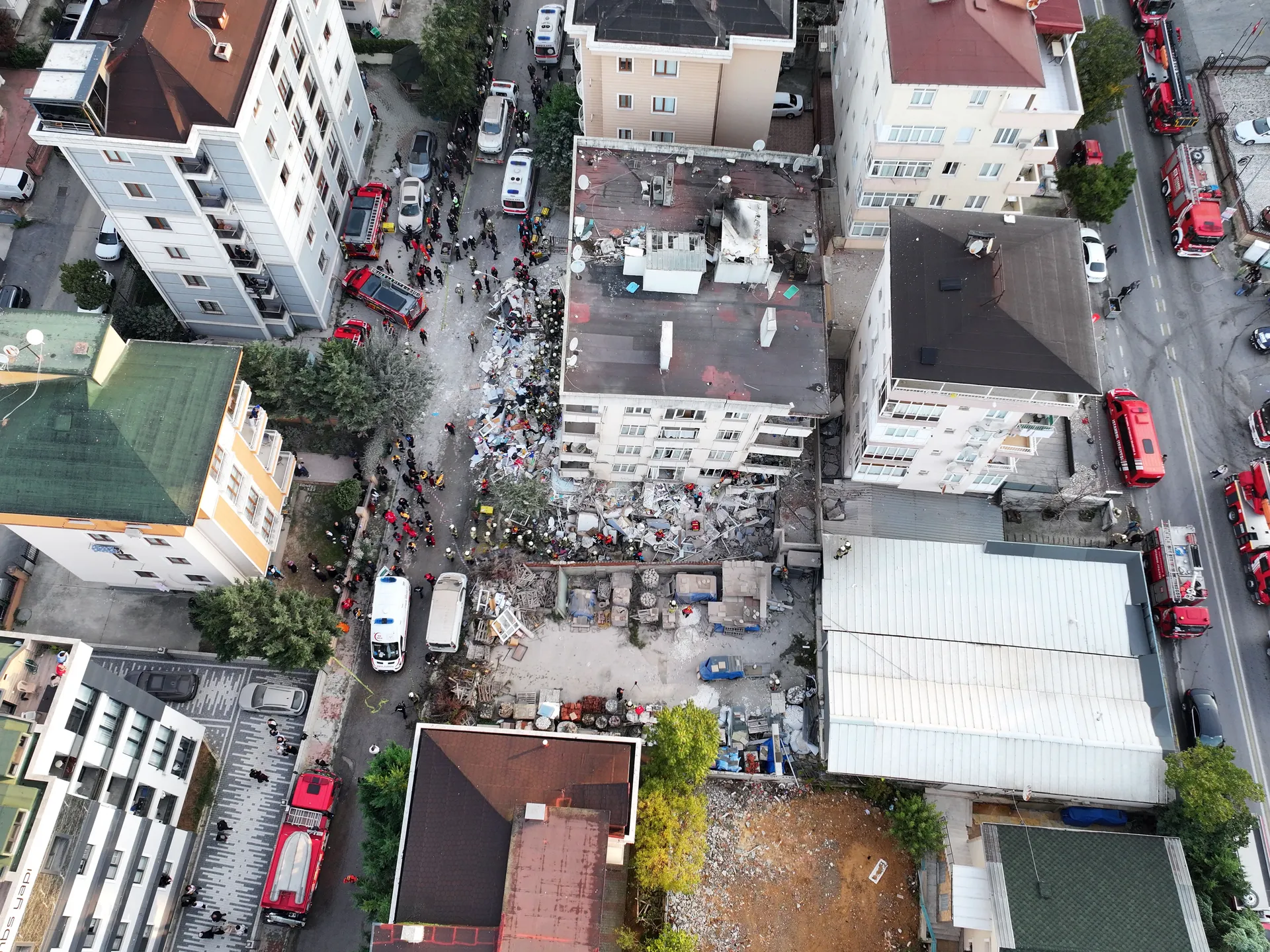 ISTANBUL, TURSKA, 8. OKTOBAR: Snimak iz zraka prikazuje operacije potrage i spašavanja nakon što su se donji spratovi sedmospratnice djelimično urušili u istanbulskoj općini Maltepe, u Turskoj, 8. oktobra 2026. godine. ( Murat Şengül - Anadolu Agency )