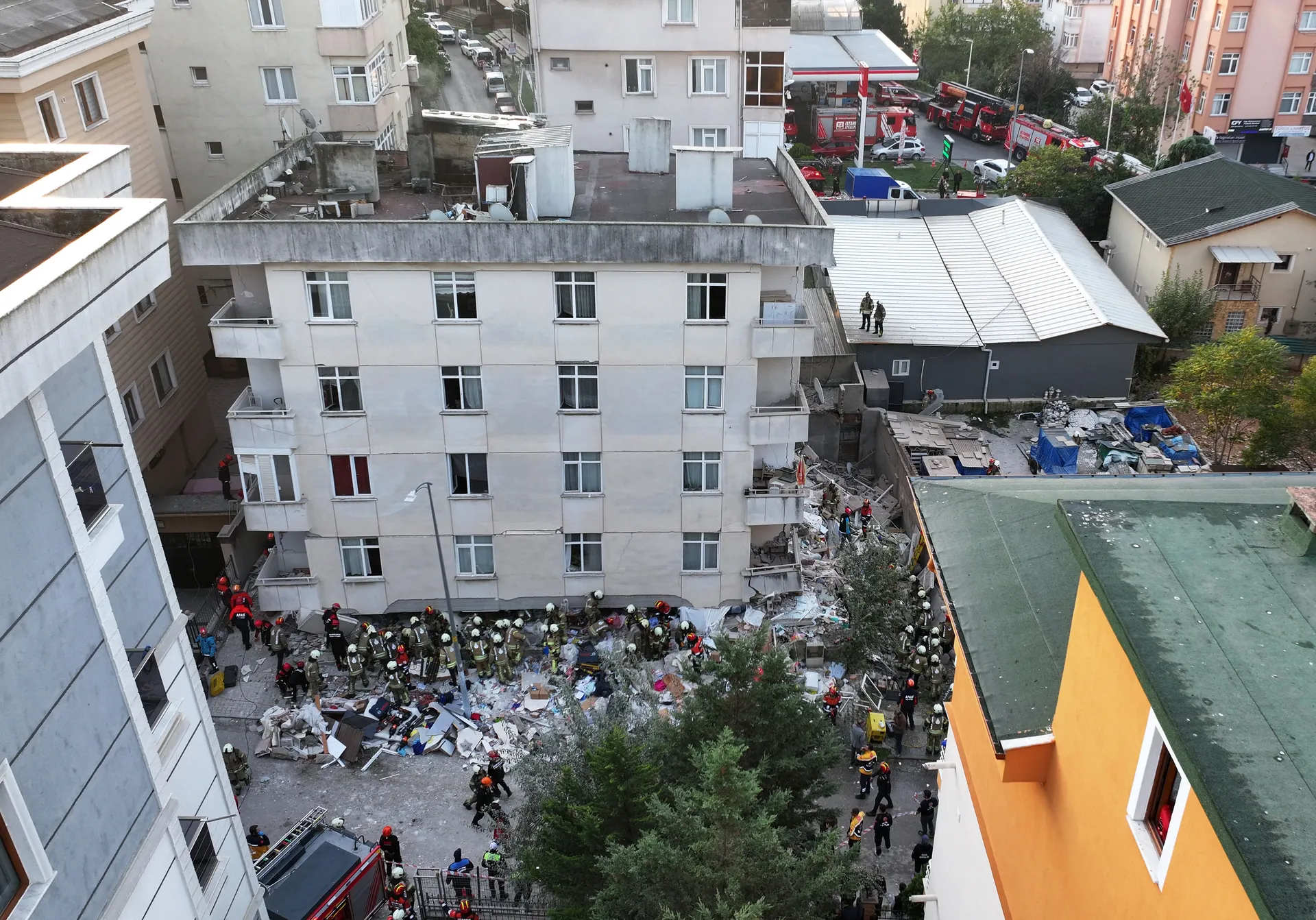 ISTANBUL, TURSKA, 8. OKTOBAR: Snimak iz zraka prikazuje operacije potrage i spašavanja nakon što su se donji spratovi sedmospratnice djelimično urušili u istanbulskoj općini Maltepe, u Turskoj, 8. oktobra 2026. godine. ( Murat Şengül - Anadolu Agency )