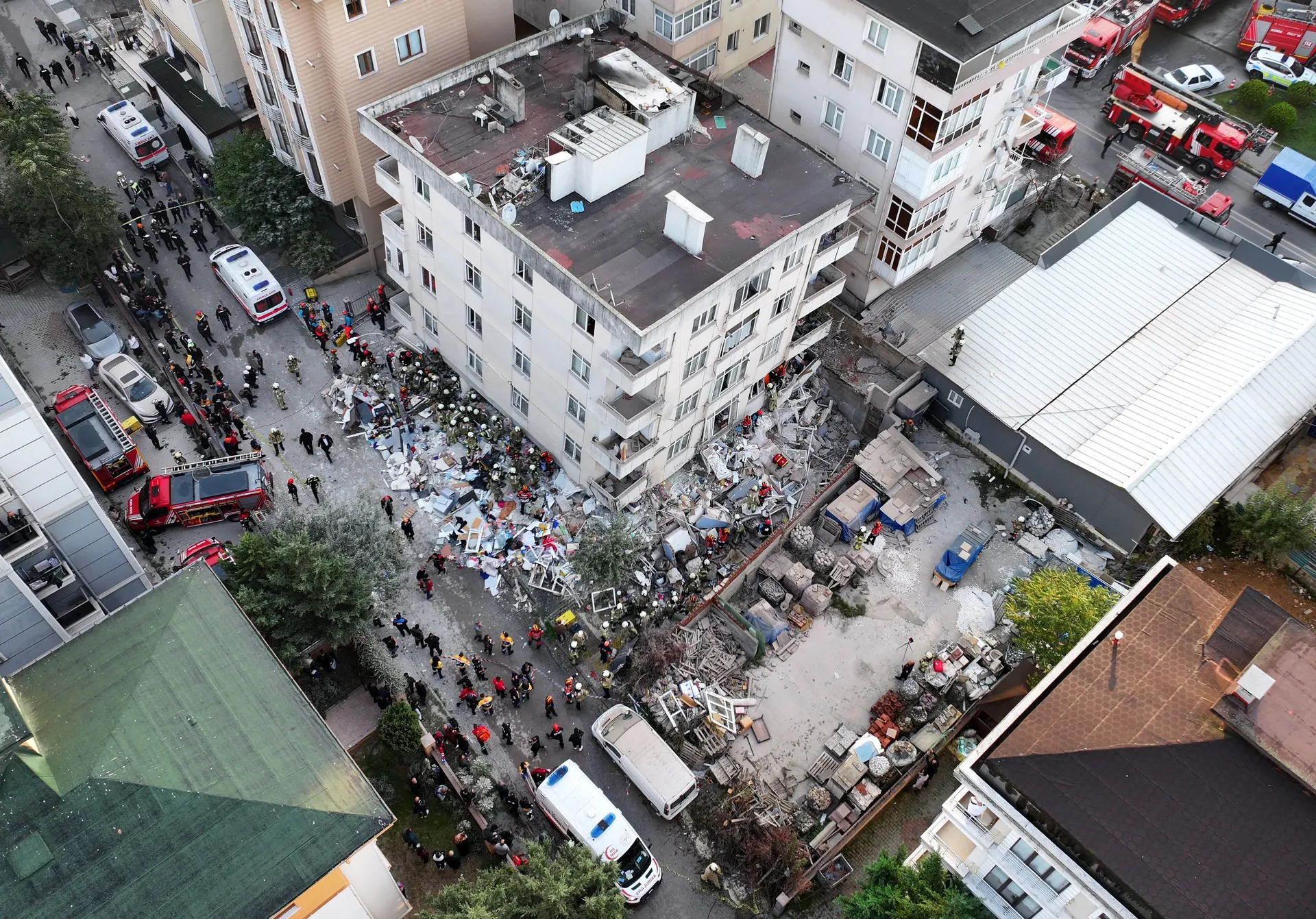 ISTANBUL, TURSKA, 8. OKTOBAR: Snimak iz zraka prikazuje operacije potrage i spašavanja nakon što su se donji spratovi sedmospratnice djelimično urušili u istanbulskoj općini Maltepe, u Turskoj, 8. oktobra 2026. godine. ( Murat Şengül - Anadolu Agency )