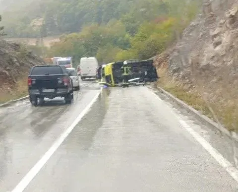Prevrnulo se sanitetsko vozilo između Kupresa i Šuice, više osoba povrijeđeno
