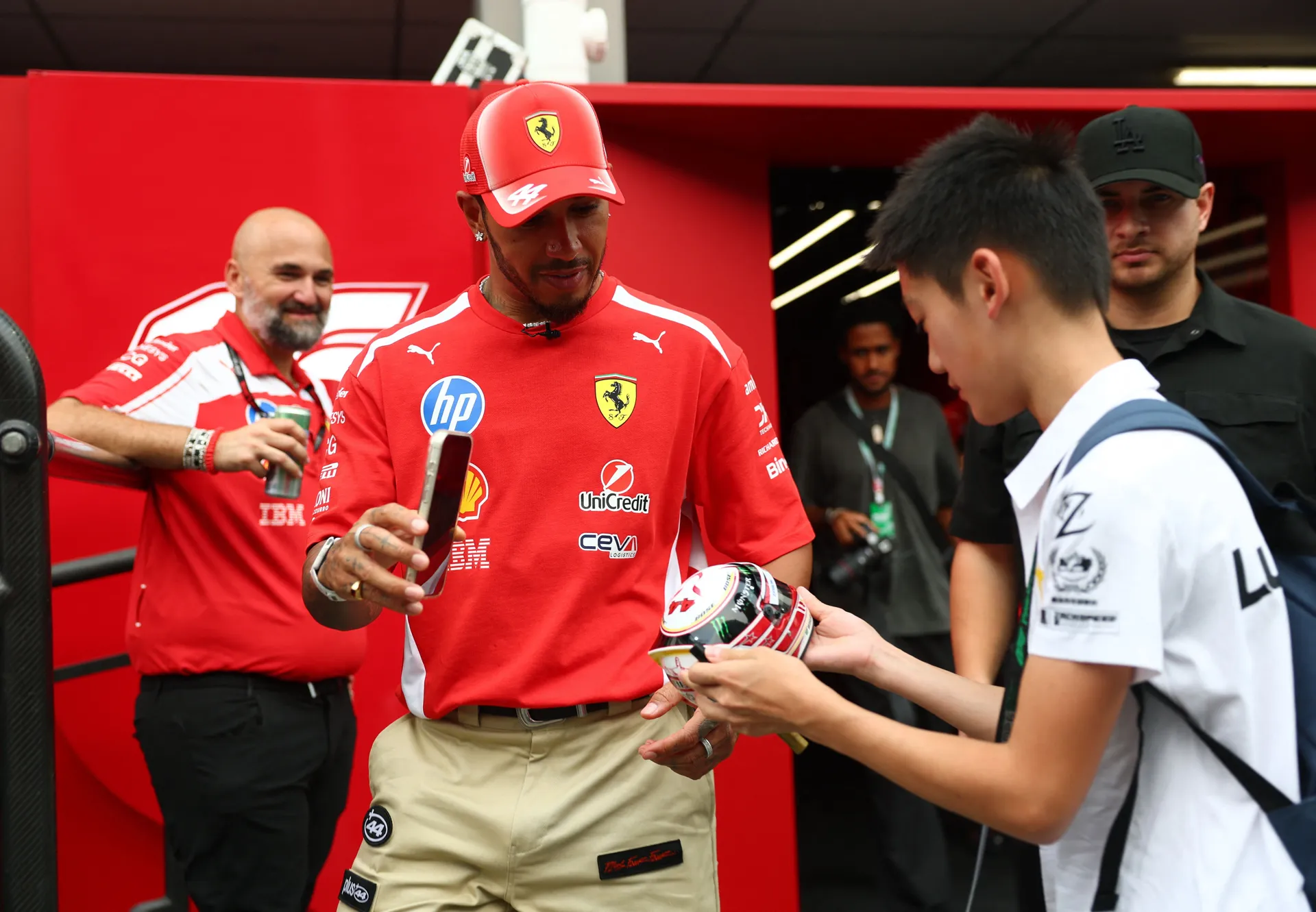 Lewis Hamilton kaže da su mlađi vozači previše oprezni u kišnim uslovima