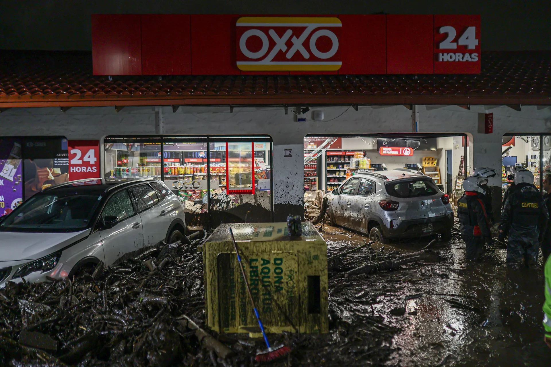 SANTIAGO, ČILE – 8. oktobar: Bujica vode, blata i kamenja sručila se ovog četvrtka popodne kroz područje San Carlos de Apoquindo, smješteno u istočnom dijelu Santiaga, te odnijela automobile i vozila javnog prijevoza. Čileanske vlasti su u utorak proglasi