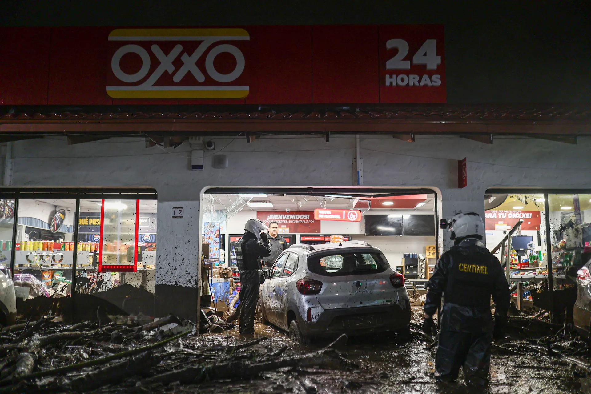 SANTIAGO, ČILE – 8. oktobar: Bujica vode, blata i kamenja sručila se ovog četvrtka popodne kroz područje San Carlos de Apoquindo, smješteno u istočnom dijelu Santiaga, te odnijela automobile i vozila javnog prijevoza. Čileanske vlasti su u utorak proglasi