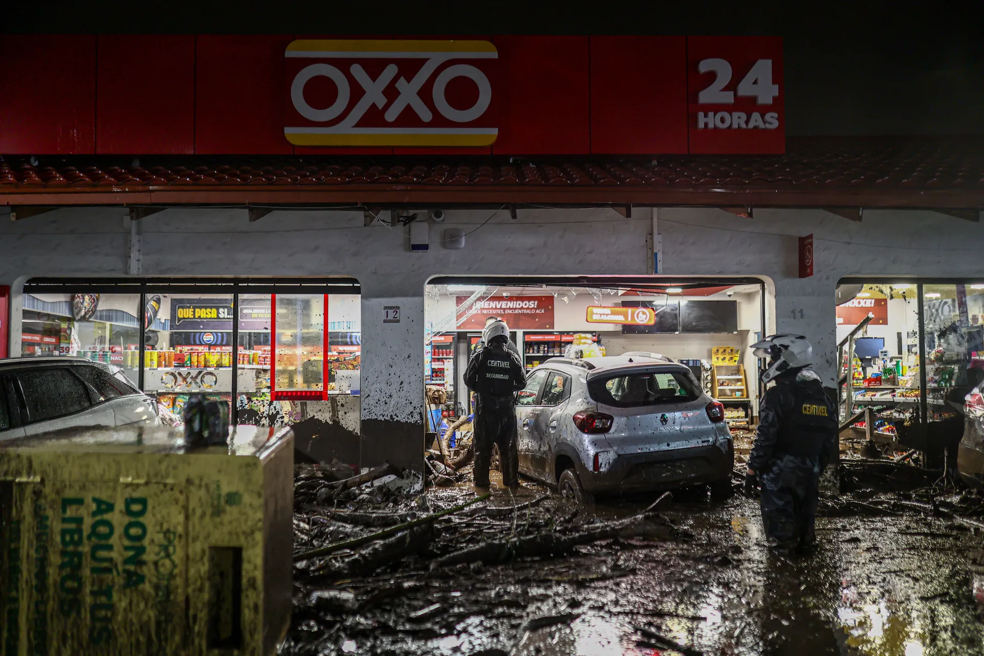 SANTIAGO, ČILE – 8. oktobar: Bujica vode, blata i kamenja sručila se ovog četvrtka popodne kroz područje San Carlos de Apoquindo, smješteno u istočnom dijelu Santiaga, te odnijela automobile i vozila javnog prijevoza. Čileanske vlasti su u utorak proglasi