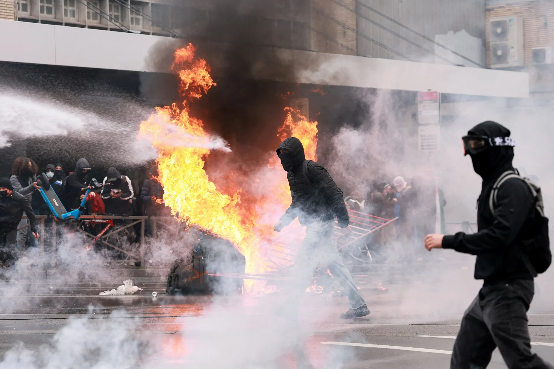 Protesti u Francuskoj i dalje se u punoj snazi, hiljade ljudi na ulicama