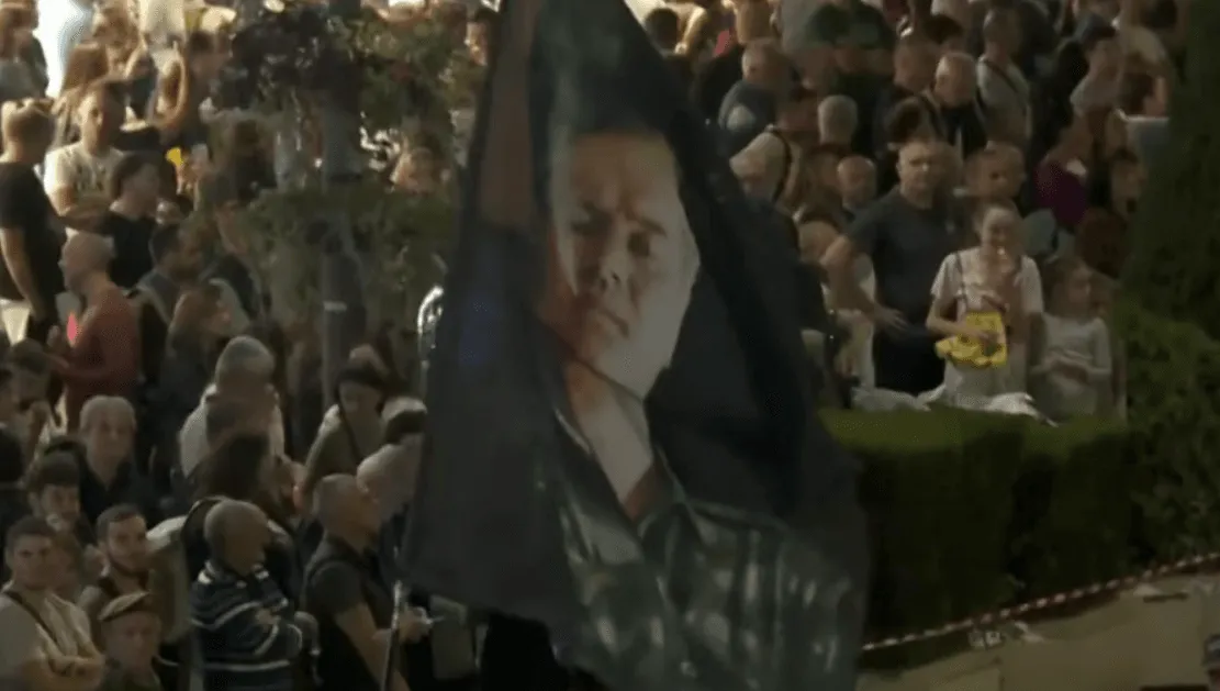 Na studentskom skupu se pojavila zastava sa Mladićevim likom, akteri udaljeni