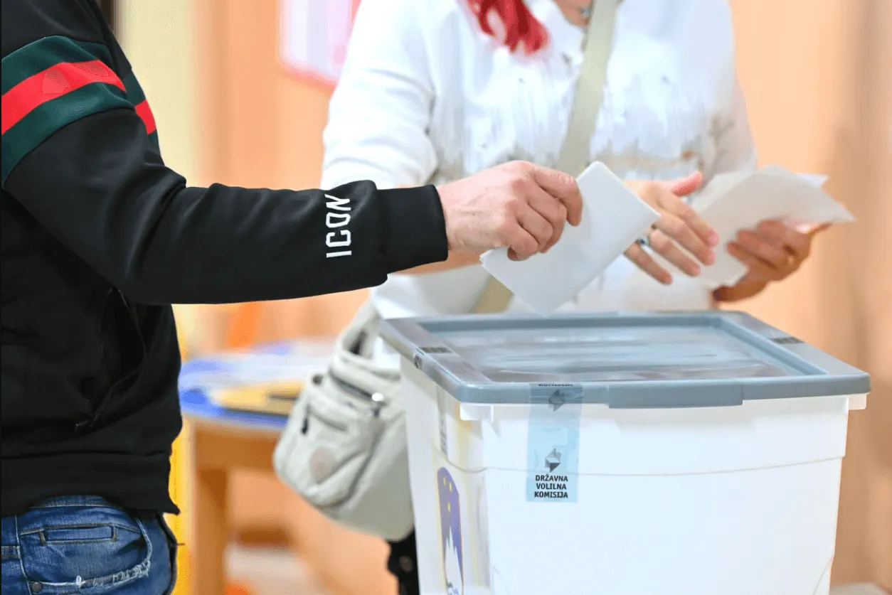 Muškarac preminuo na biralištu u Sloveniji, stigli prvi rezultati referenduma