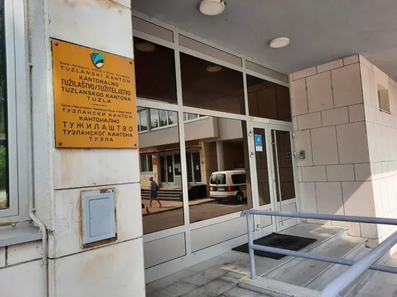 Ukinut pritvor 15-godišnjakinji osumnjičenoj za napad nožem na dvije učenice