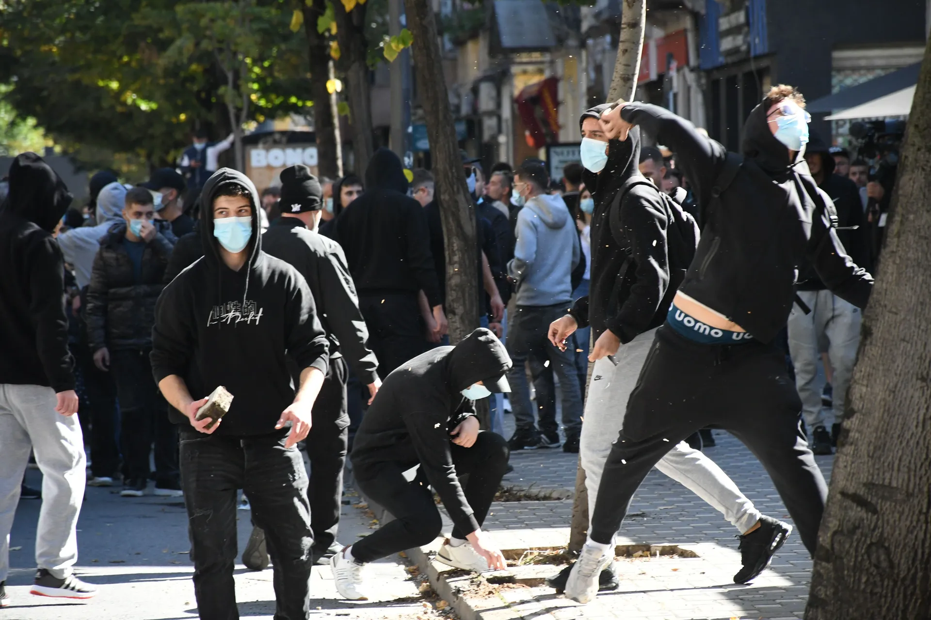 TIRANA, ALBANIJA, 14. OKTOBAR 2026.: U Albaniji je danas održan još jedan protest koji su organizovali studenti uz podršku građana, a koji su obilježile tenzije i sukobi.

Protest je počeo ispred Ministarstva obrazovanja, okupivši studente i građane. Stud