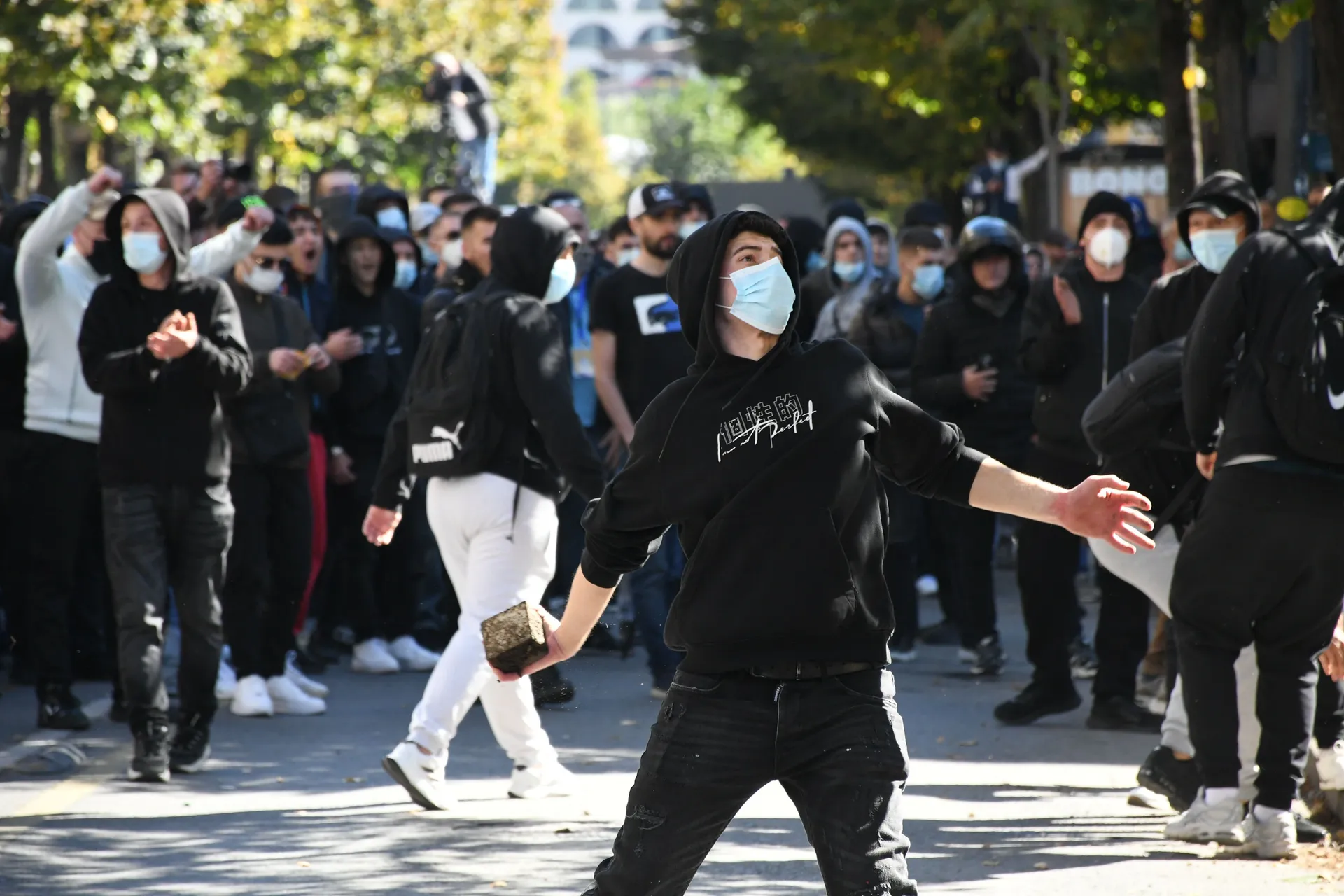 TIRANA, ALBANIJA, 14. OKTOBAR 2026.: U Albaniji je danas održan još jedan protest koji su organizovali studenti uz podršku građana, a koji su obilježile tenzije i sukobi.

Protest je počeo ispred Ministarstva obrazovanja, okupivši studente i građane. Stud