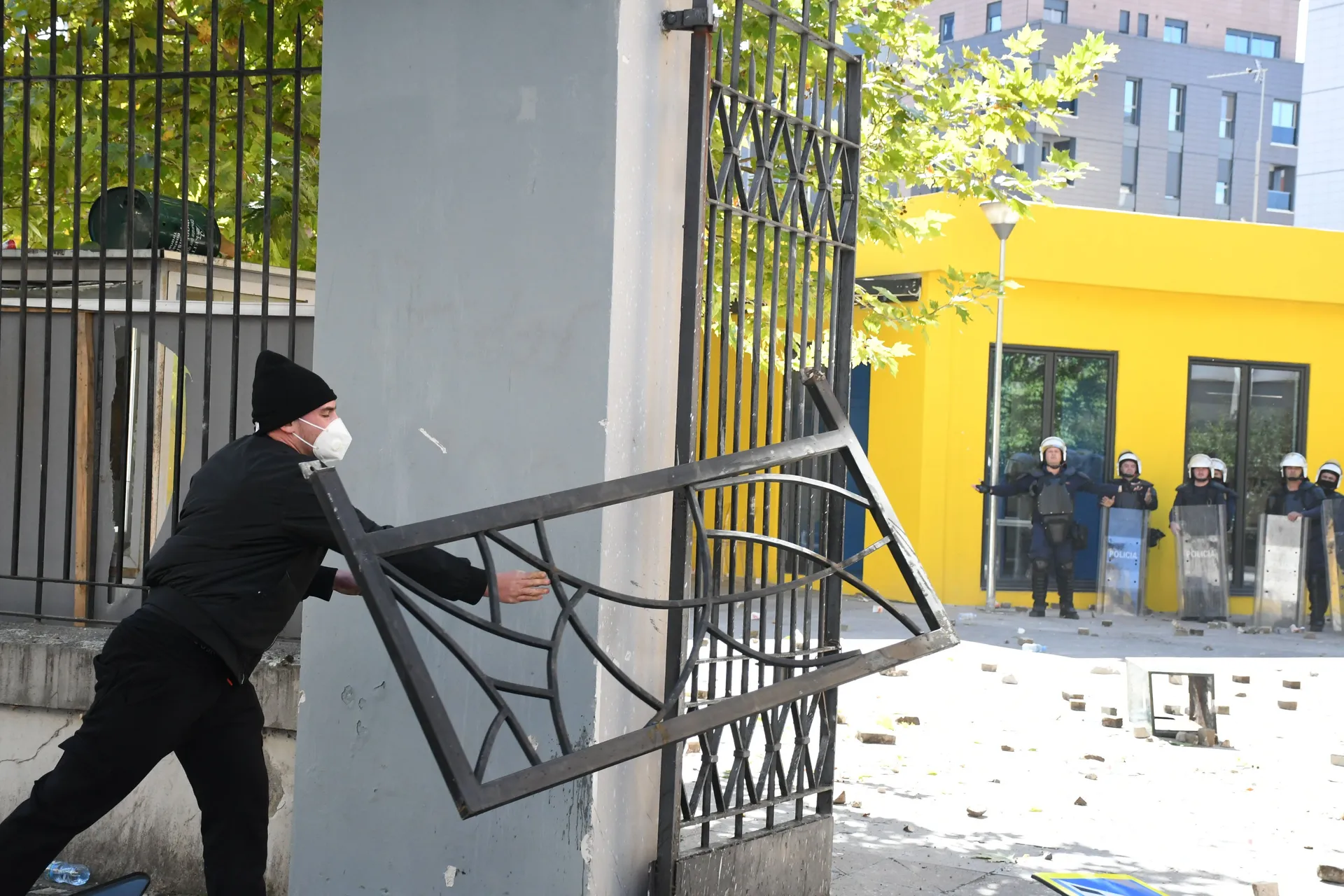 TIRANA, ALBANIJA, 14. OKTOBAR 2026.: U Albaniji je danas održan još jedan protest koji su organizovali studenti uz podršku građana, a koji su obilježile tenzije i sukobi.

Protest je počeo ispred Ministarstva obrazovanja, okupivši studente i građane. Stud