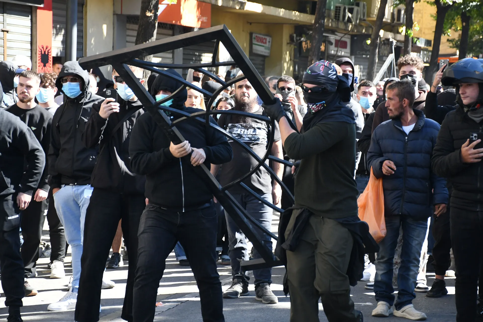 TIRANA, ALBANIJA, 14. OKTOBAR 2026.: U Albaniji je danas održan još jedan protest koji su organizovali studenti uz podršku građana, a koji su obilježile tenzije i sukobi.

Protest je počeo ispred Ministarstva obrazovanja, okupivši studente i građane. Stud