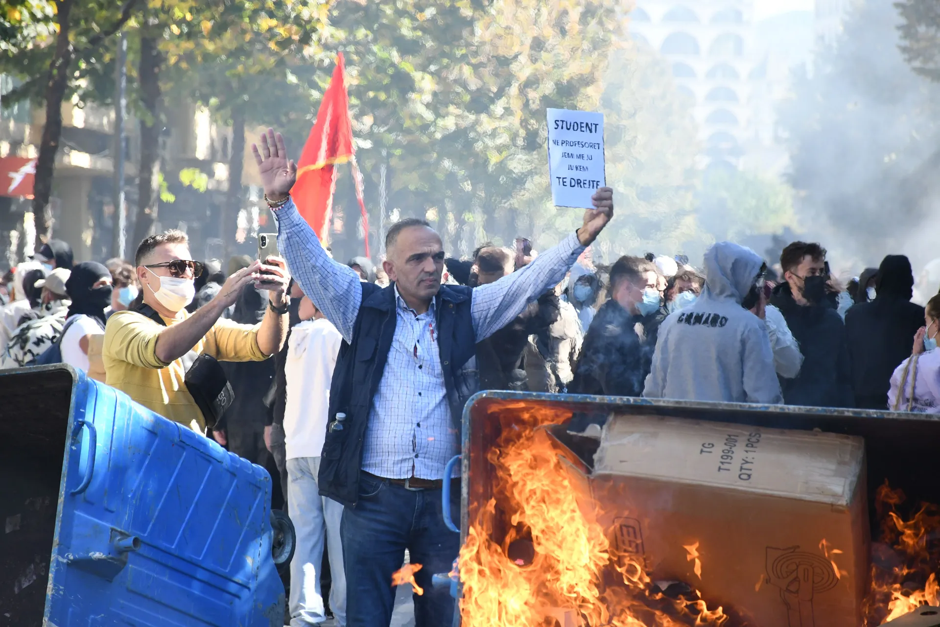 TIRANA, ALBANIJA, 14. OKTOBAR 2026.: U Albaniji je danas održan još jedan protest koji su organizovali studenti uz podršku građana, a koji su obilježile tenzije i sukobi.

Protest je počeo ispred Ministarstva obrazovanja, okupivši studente i građane. Stud