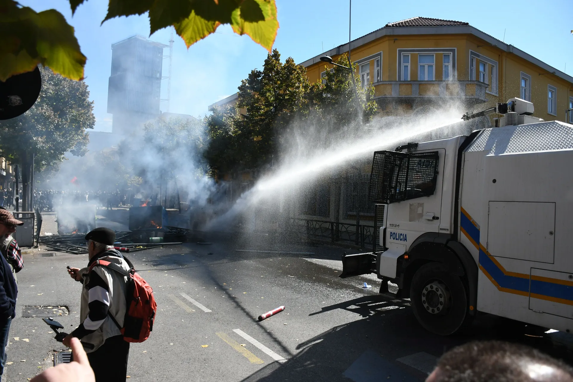 TIRANA, ALBANIJA, 14. OKTOBAR 2026.: U Albaniji je danas održan još jedan protest koji su organizovali studenti uz podršku građana, a koji su obilježile tenzije i sukobi.

Protest je počeo ispred Ministarstva obrazovanja, okupivši studente i građane. Stud