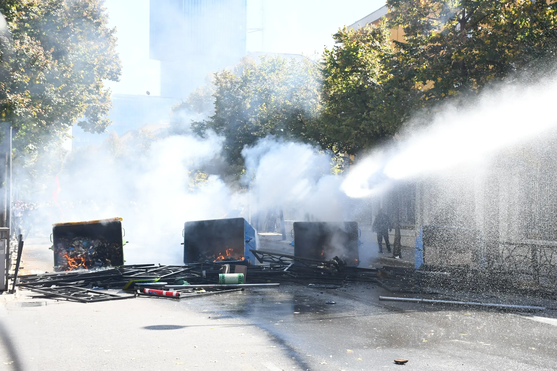TIRANA, ALBANIJA, 14. OKTOBAR 2026.: U Albaniji je danas održan još jedan protest koji su organizovali studenti uz podršku građana, a koji su obilježile tenzije i sukobi.

Protest je počeo ispred Ministarstva obrazovanja, okupivši studente i građane. Stud