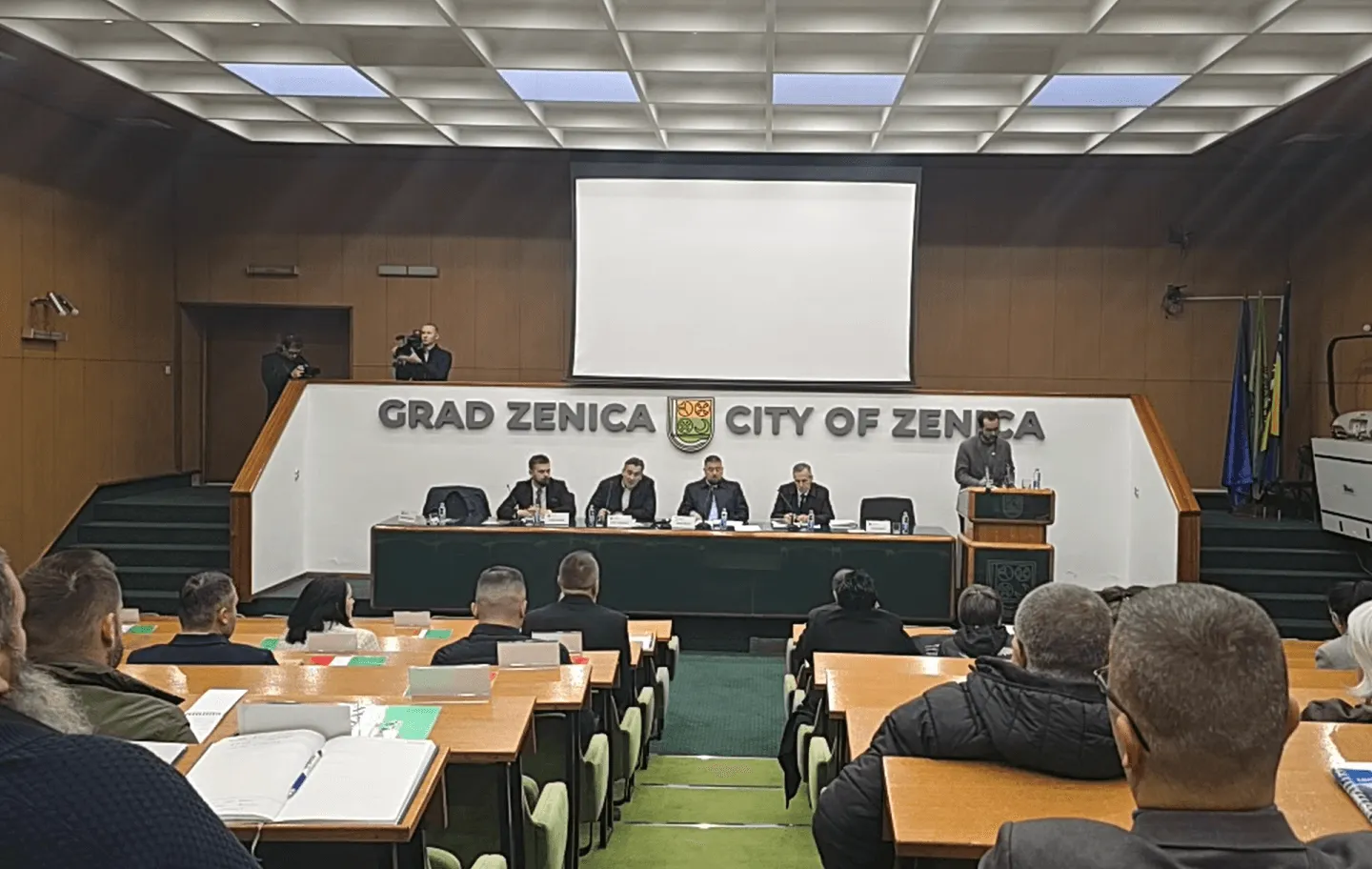 Burno u Zenici zbog grijanja, novinari nisu mogli ući na sjednicu, prekinuta je