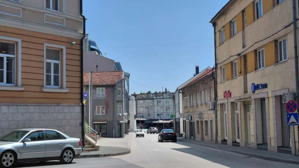S 1,79 promila prevrnuo sto, pa šakom udarao muškarca: Sud potvrdio optužnicu