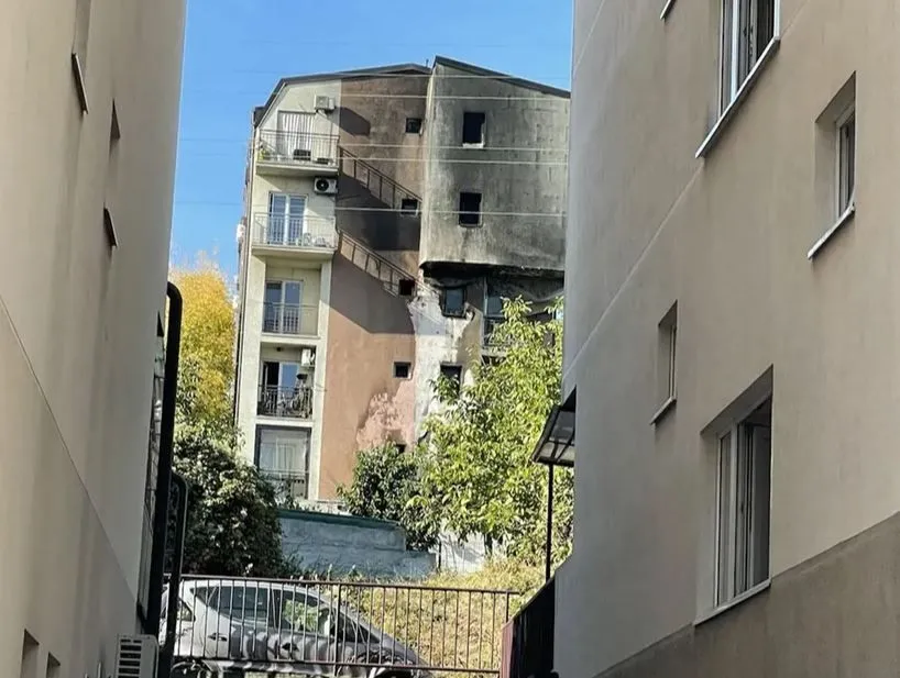 Slučaj u Beogradu, zapalila četiri vozila, oštetila zgradu, pa "pala" sa drogom