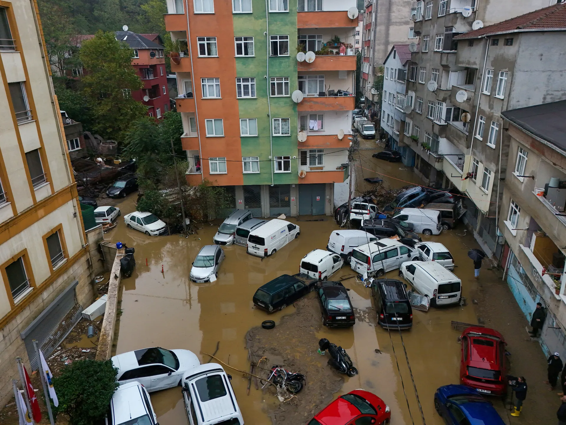 Raste broj žrtava poplava, tijelo muškarca pronađeno zaglavljeno u stubu mosta