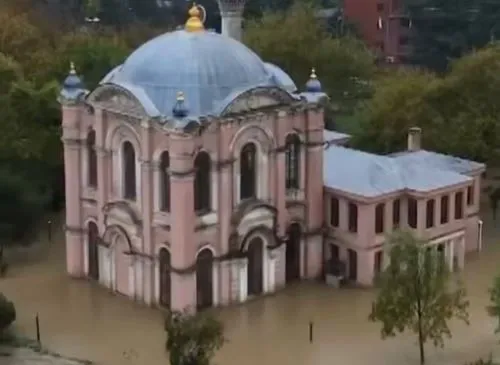 Poplavljena i historijska džamija u Istanbulu, objavljen snimak iz zraka