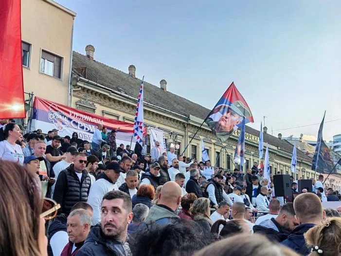 Vučića u Novom Sadu dočekale zastave s likom ratnog zločinca Ratka Mladića