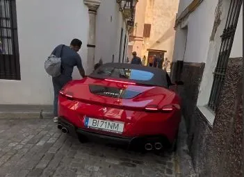 Dao skoro 300.000 eura za Ferrari, a onda ga "porazila" uska ulica u Sevilli