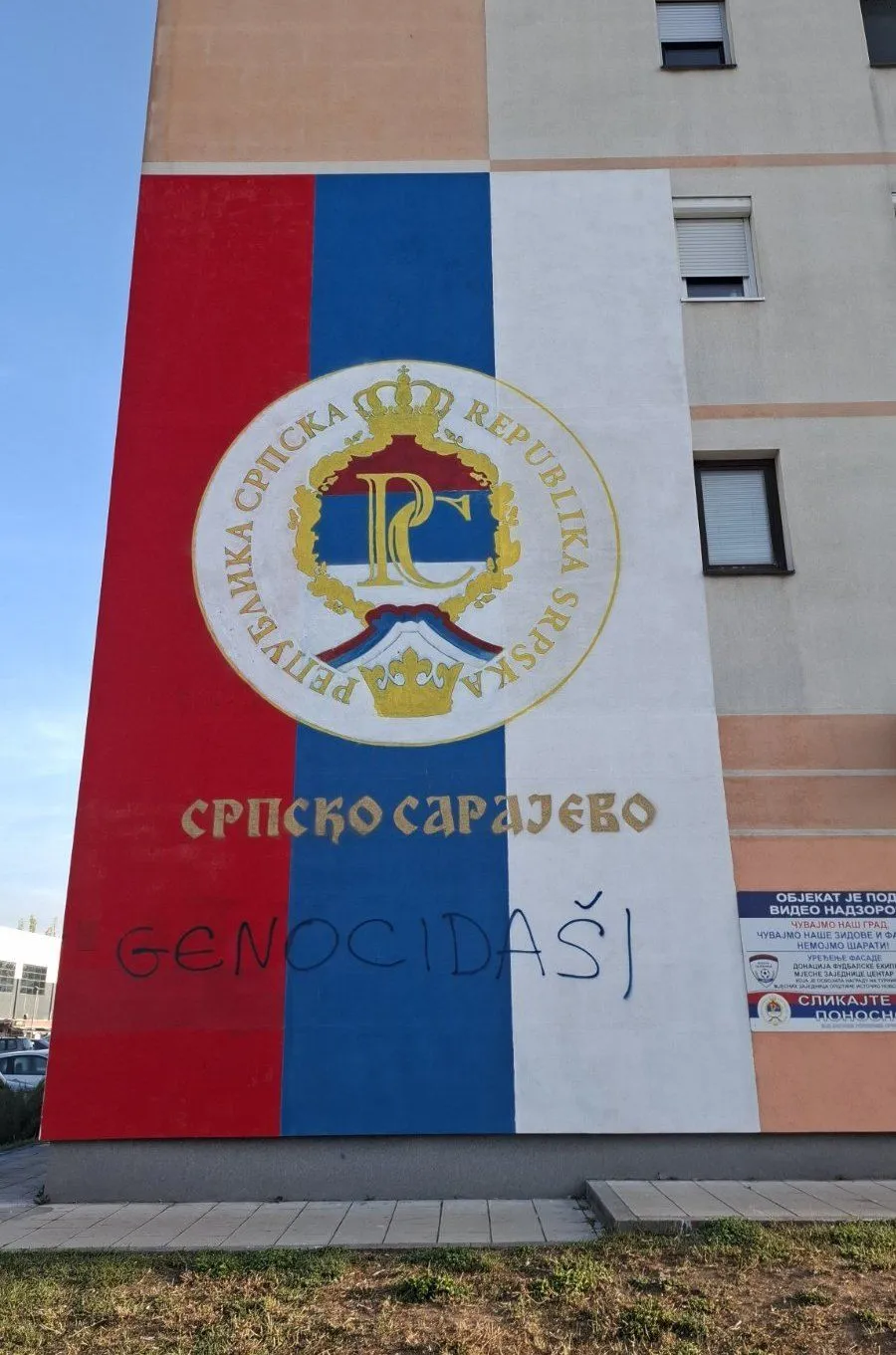 Srpska trobojka u Istočnom Sarajevu išarana natpisom "genocidaši"