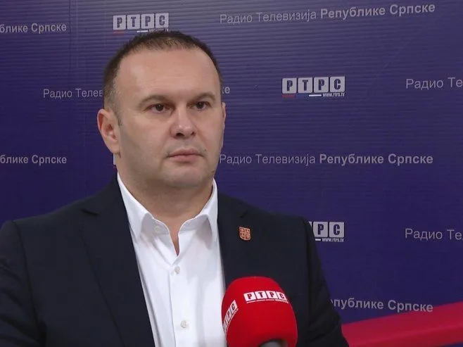 Ćosić ogorčen porukom "genocidaši" u Istočnom Sarajevu, najavio je uklanjanje