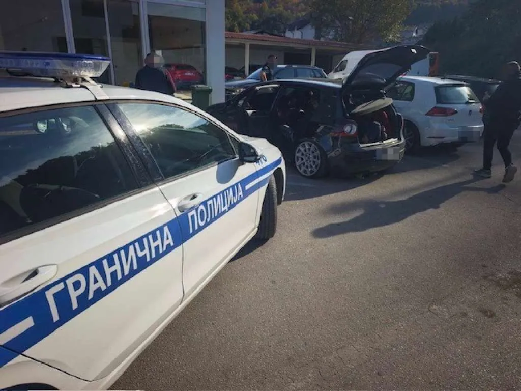 Državljanka BiH pokušala prokrijumčariti sedam stranih državljana