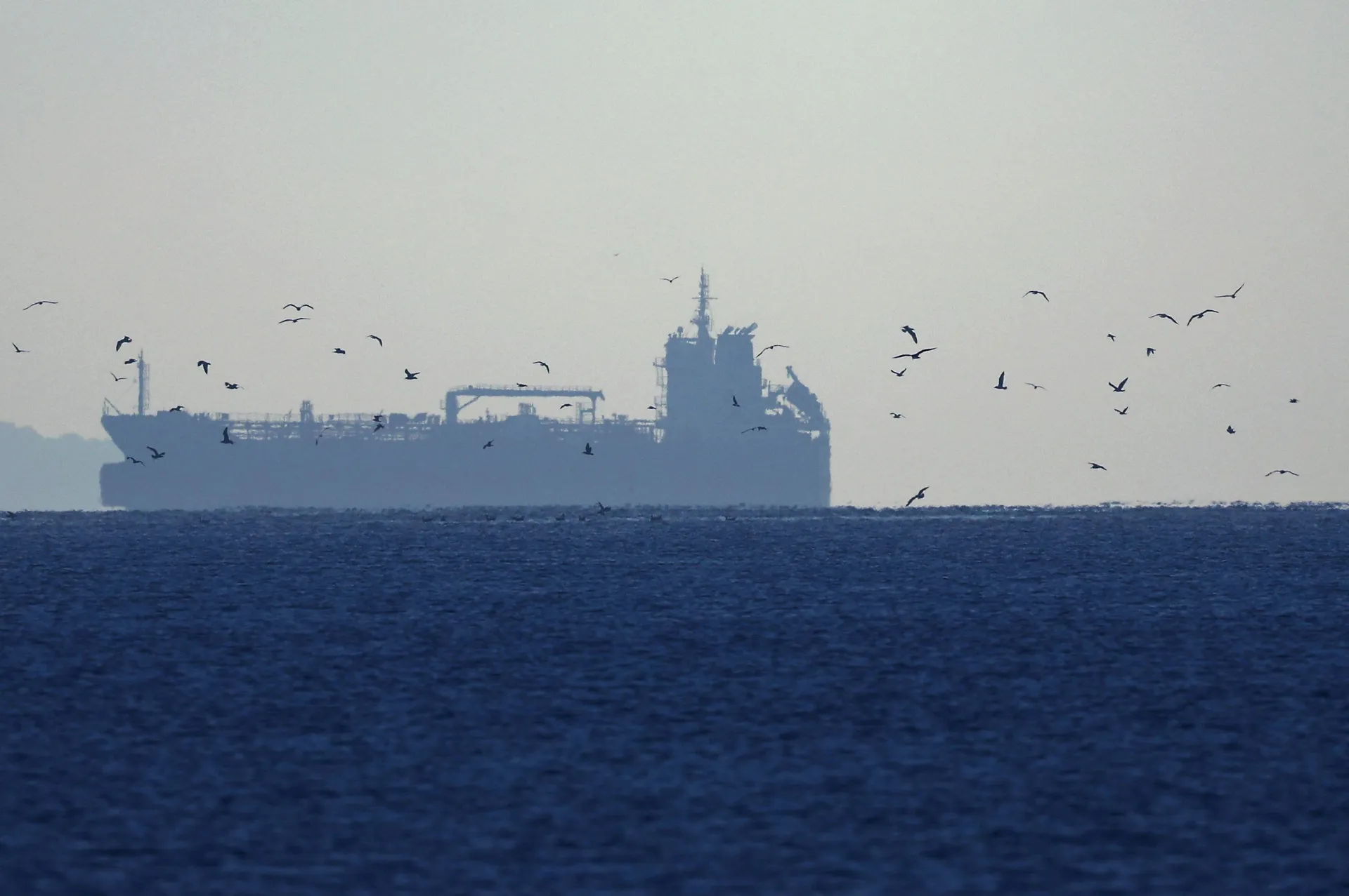 Nepoznatim projektilom pogođen tanker kod obale Omana, posada spašena