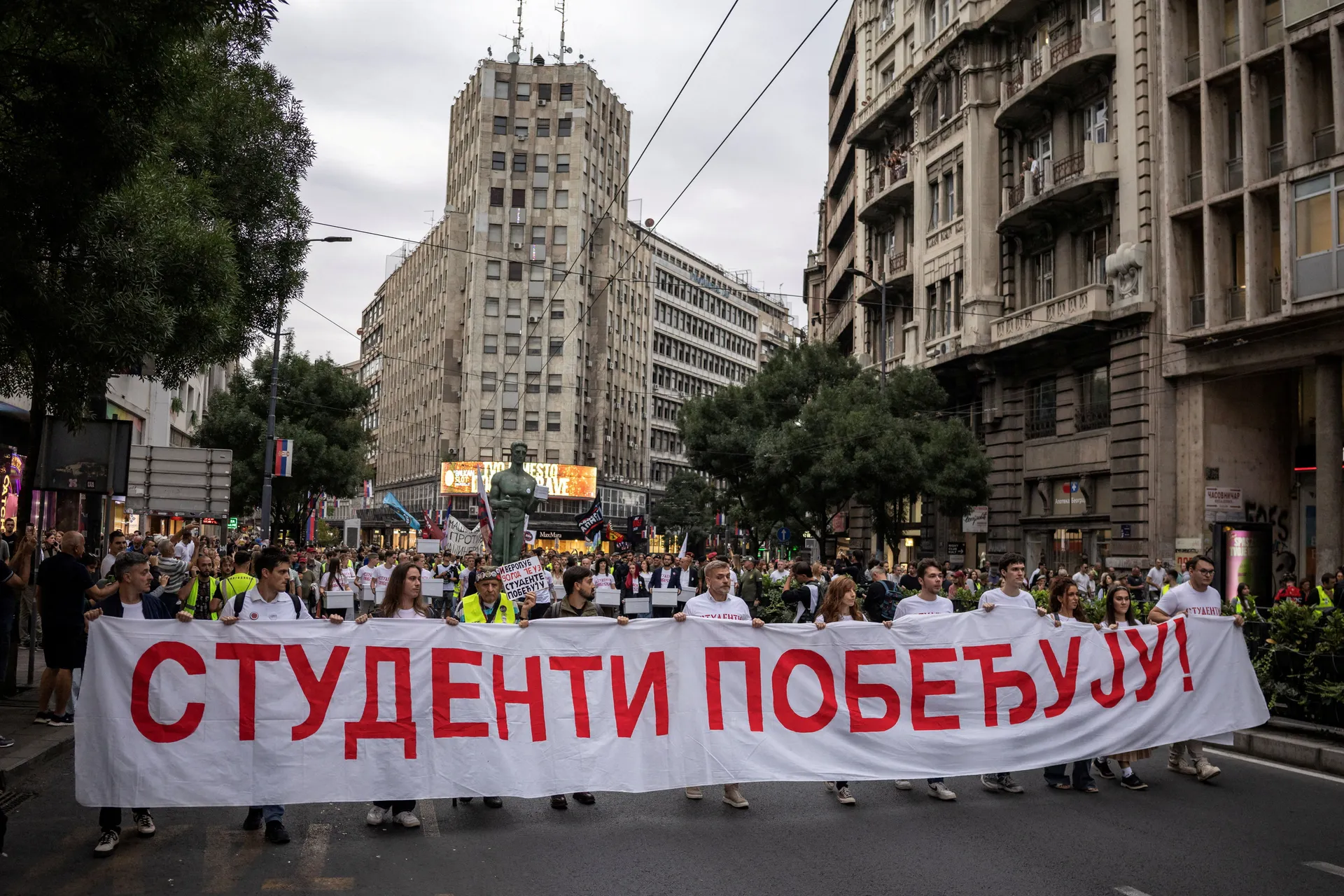 Crveni tepih u Beogradu za studente koji žele srušiti Vučića, danima pješačili