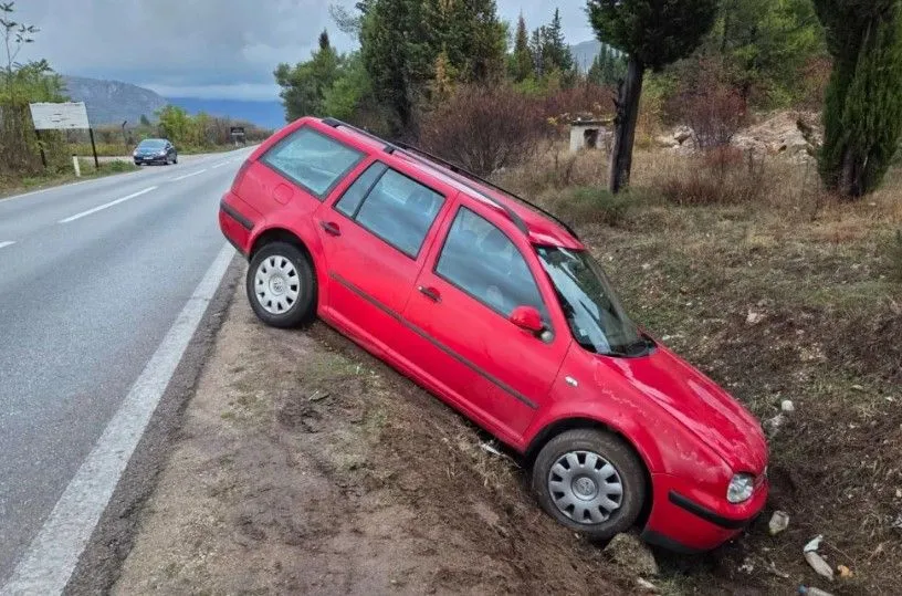 Misteriozna nesreća u Mostaru: Automobil sletio u kanal, od vozača ni traga