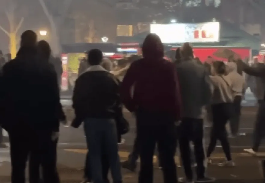 Incident nakon skupa u Beogradu, "Vučićevci" gađali flašama pristalice studenata