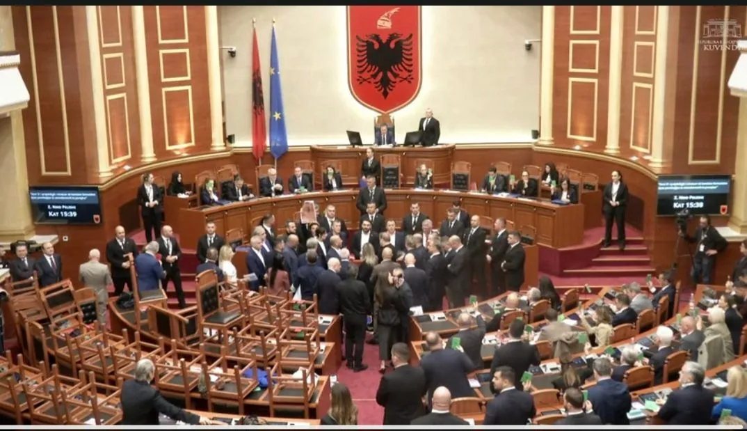 Neredi u albanskom parlamentu, fizički sukobi i stolice na stolovima