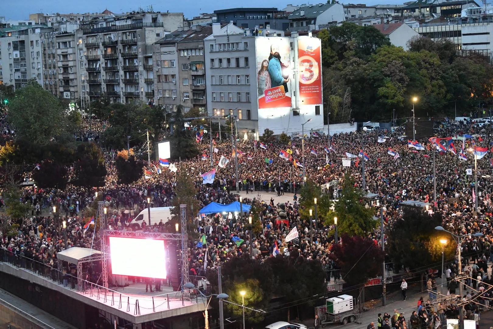 Hiljade okupljenih na Slaviji, studenti i građani uzvikuju "Vučić ode"