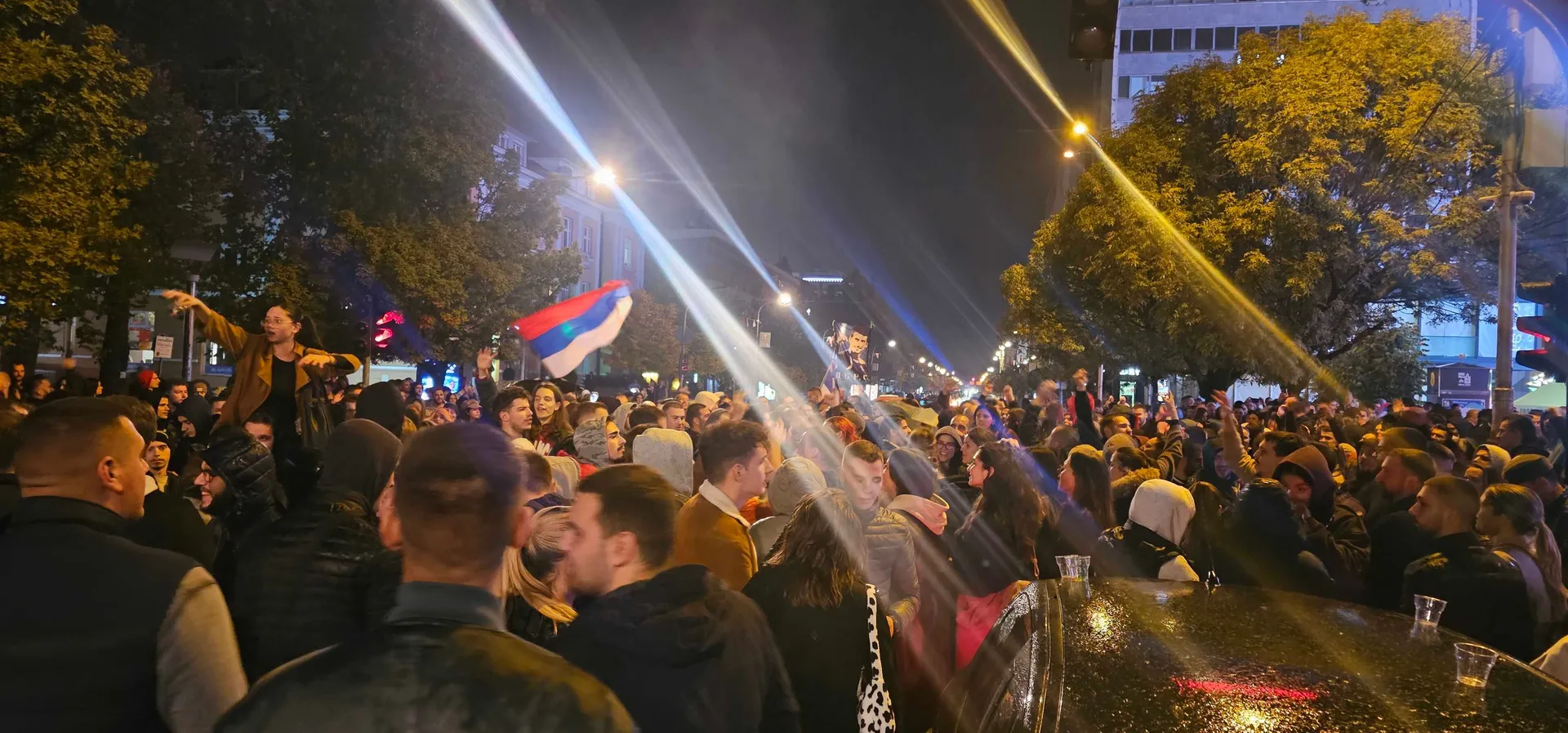 Slavlje u Banjoj Luci nakon Vučićevog poraza: Odjekuje "Mile, ti si sljedeći"