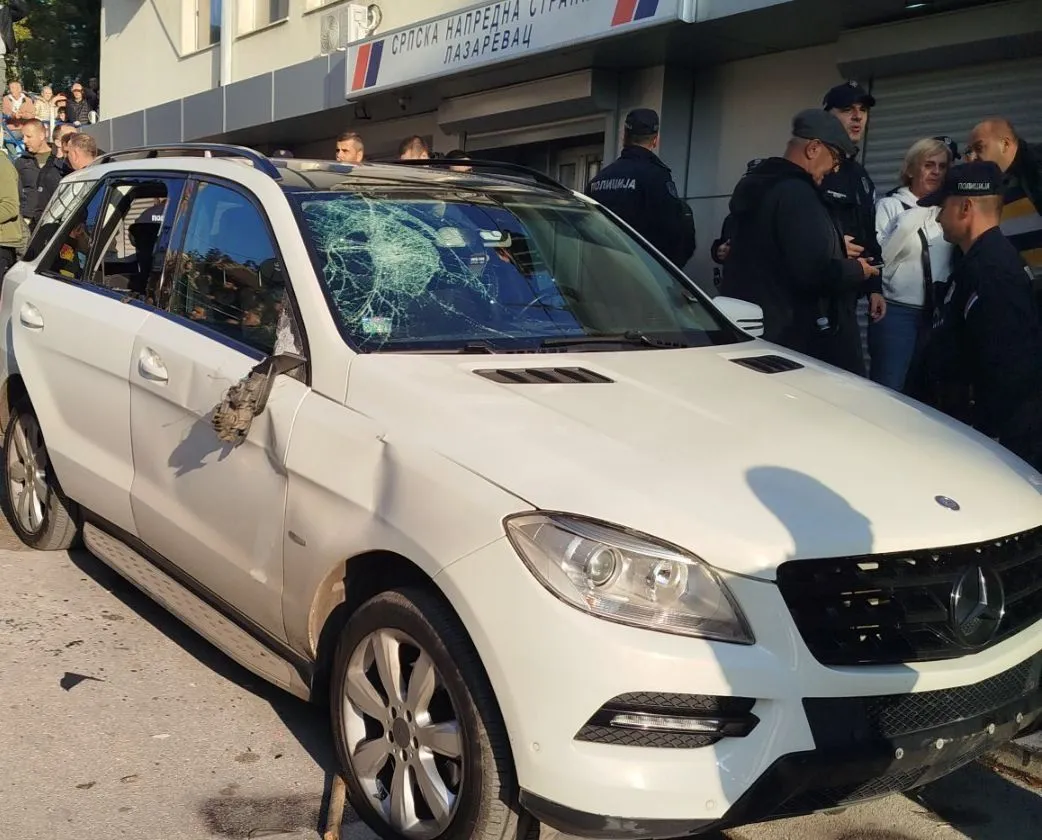 Šta se krilo u bijelom džipu ispred SNS-a? Građani mu porazbijali prozore