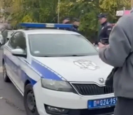 Policija privela muškarca ispred centrale SNS-a, on izašao na druga vrata vozila