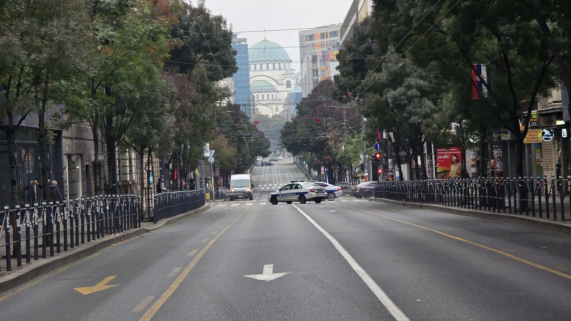 U centru grada, na potezu od Slavije do Terazija, izmijenjene su trase javnog prevoza, a dio raskrsnice kod Londona do Terzija blokiran je za saobraćaj ogradama, javio je reporter FoNeta.

Ograde su postavljene kod Londona i Terazija, a primjetno je i prisustvo policije.

Saboraćaj je blokiran i iz pravca Terazija prema Ulici Kralja Milana.

Vozač autobusa na liniji 31 ​​rekao je putnicima da su mu nadležni rekli da vozi izmijenjenom rutom zbog izbora.

Na potezu od Terazija prema Londonu, koji odgovara Kralja Milana 14, nalazi se sjedište Republičke izborne komisije.